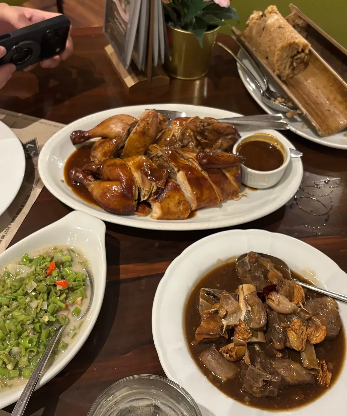 フィリピン初日の夕食時のテーブル上の様子 フィリピン初日の夕食