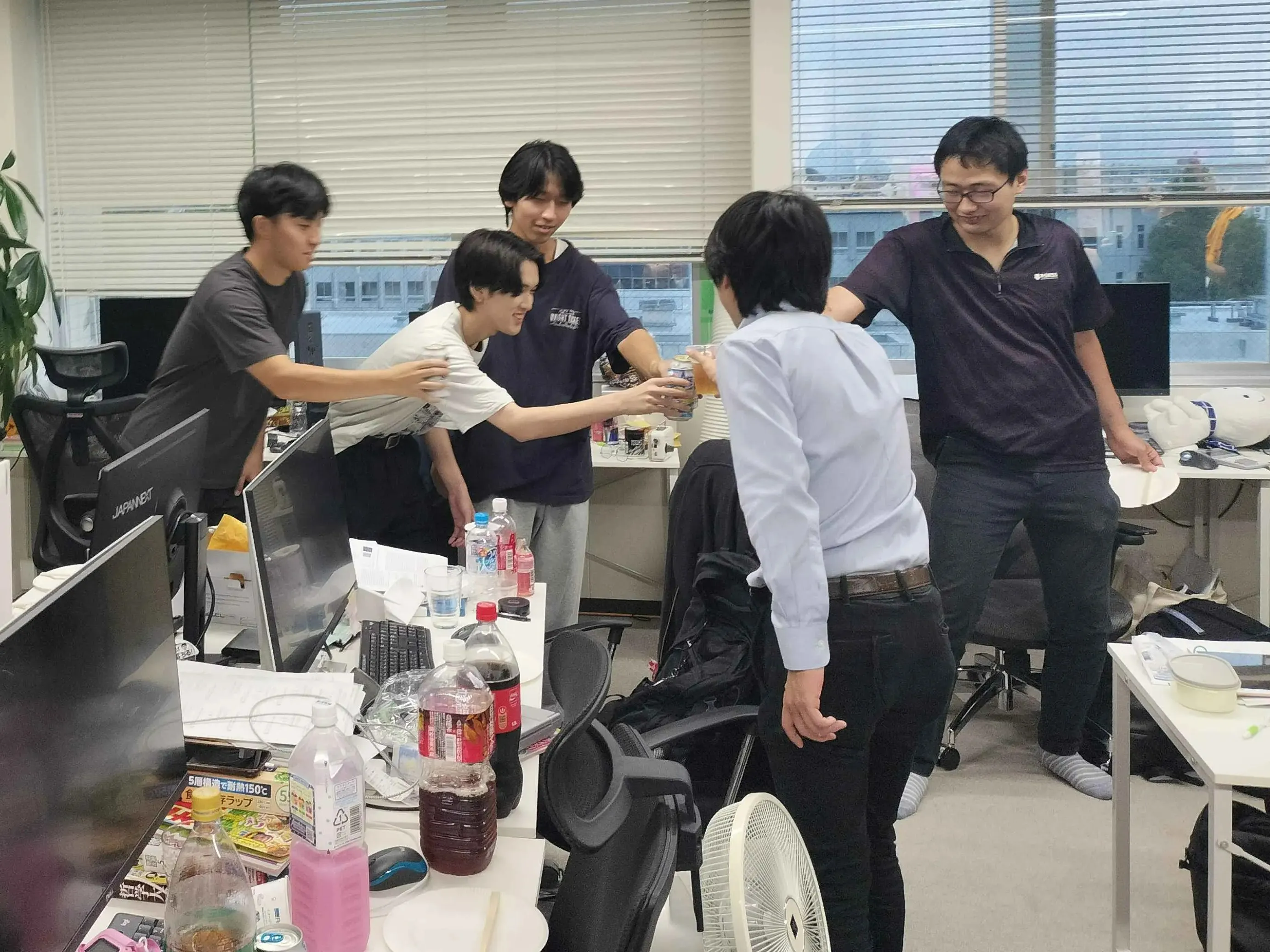 莊司先生と乾杯する4期生のみなさま 写真