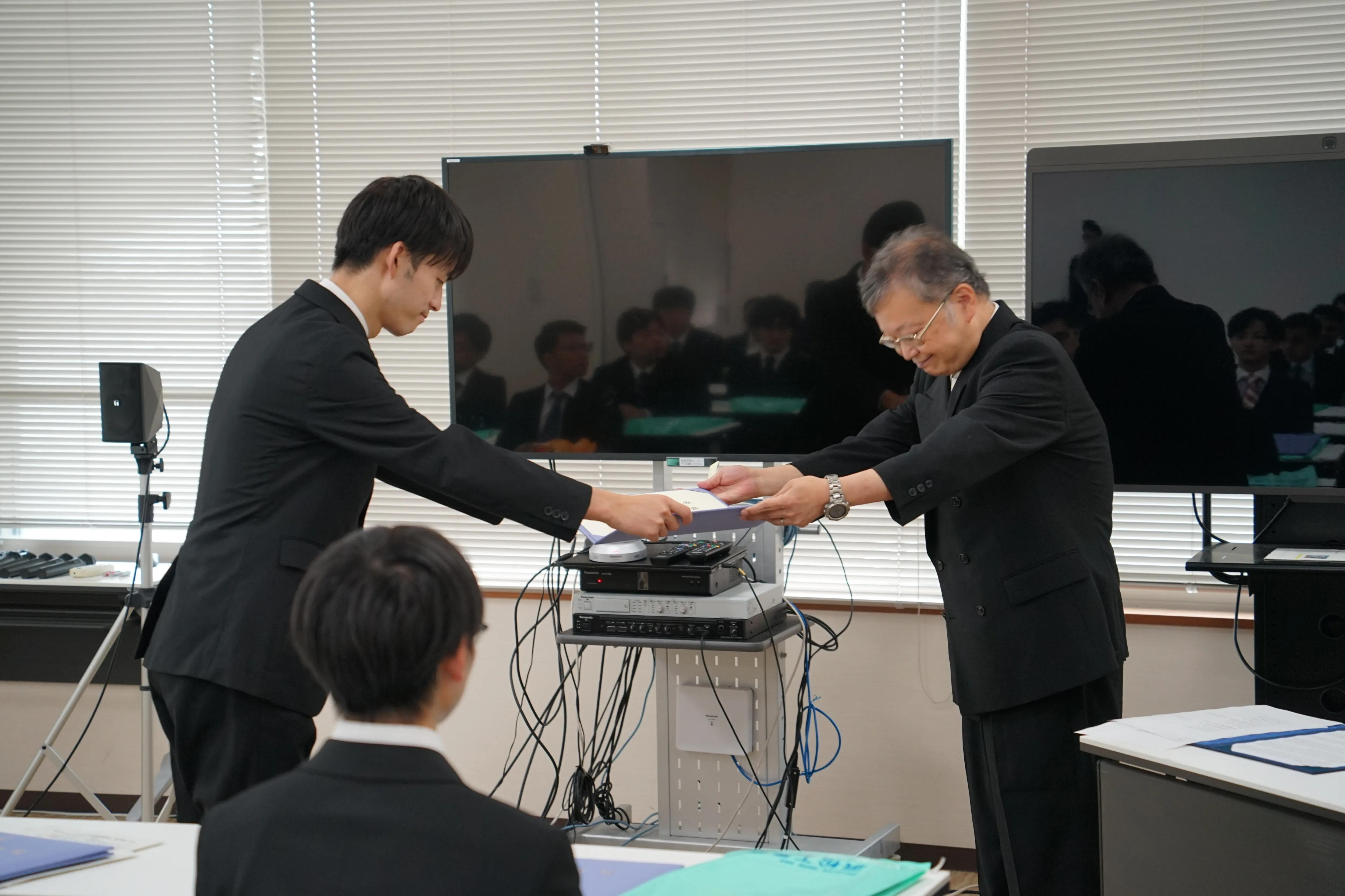 学位記を受け取る和田