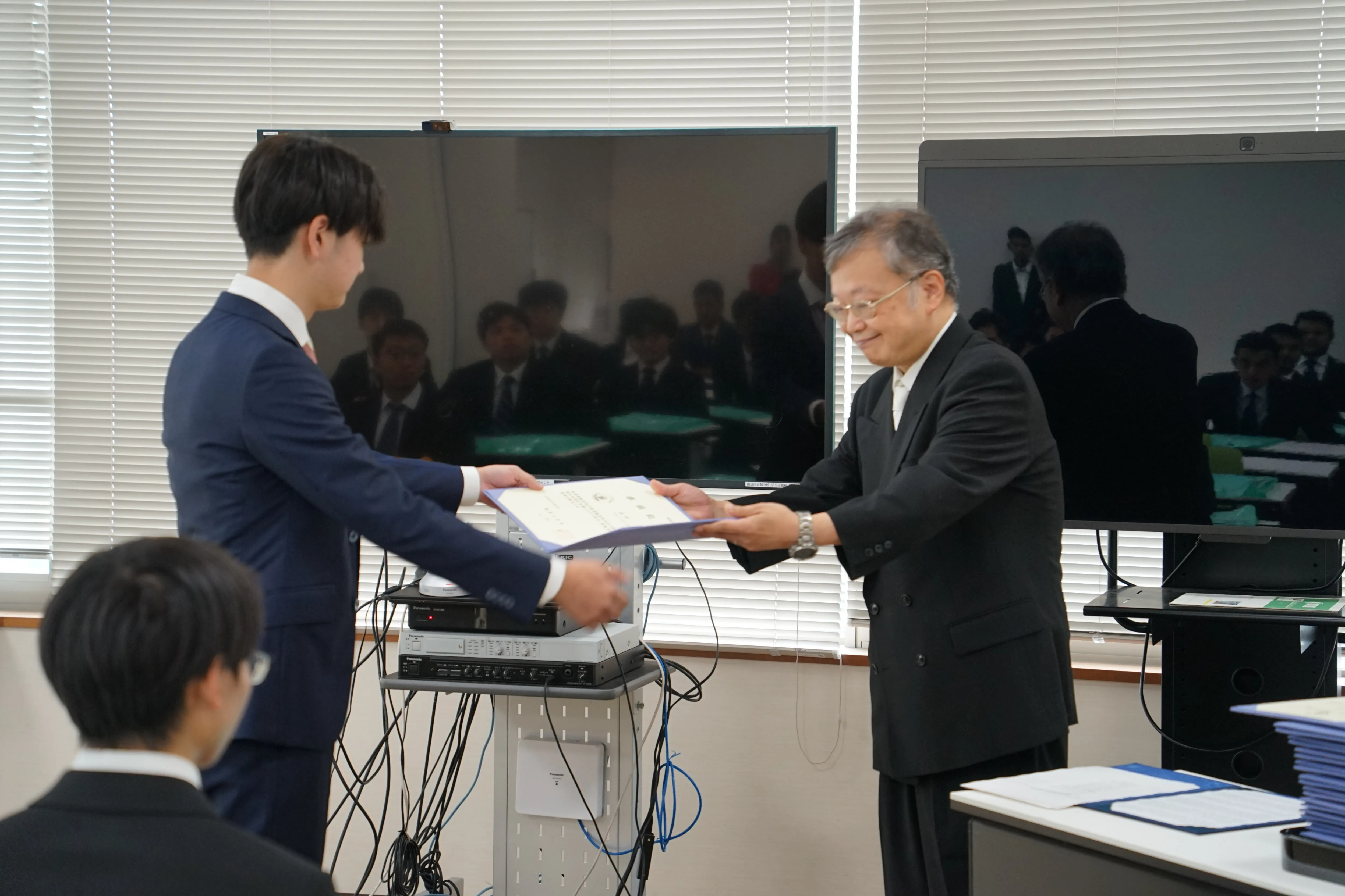 学位記を受け取る山口