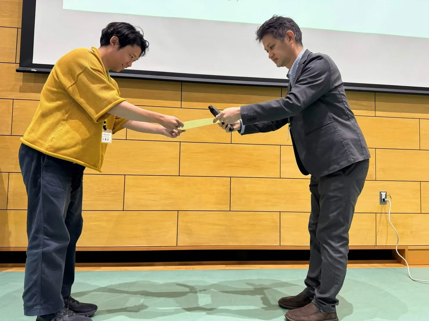 代表者として表彰状を受け取る金田 写真